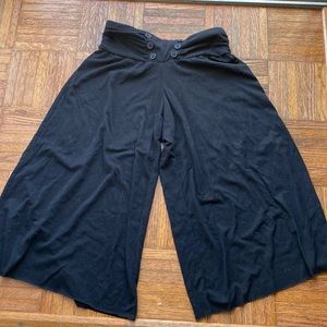 Womens black flared knee length pants - size medium